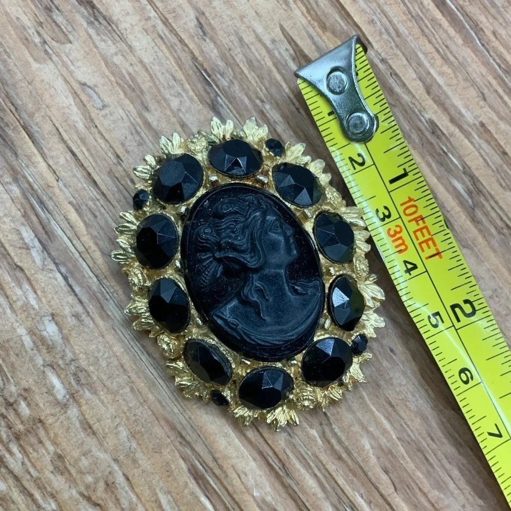 Black Glass Cameo Vintage Gold Tone Metal Faceted Stone Brooch Pin
